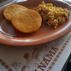 Tortillas y Huevos Revueltos con Tocino 