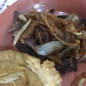 bistec encebollado