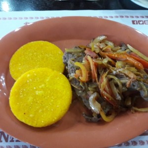 Bistec encebollado con tortillas