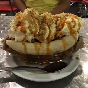 banana split con helado chocolate