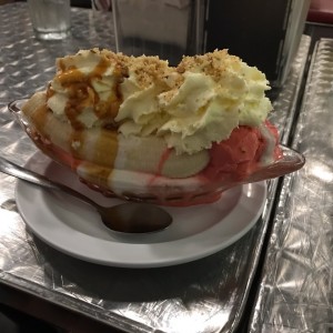 banana split con helado de cereza