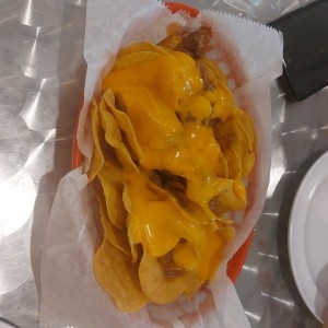 Nachos con chili y queso