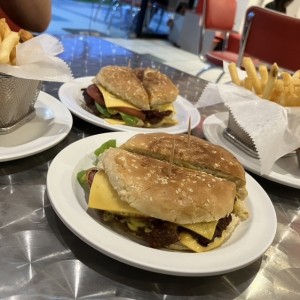 Hamburguesa - Quesoburguesa con tocino y extra de papitas fritas crujientes 🫰🏽