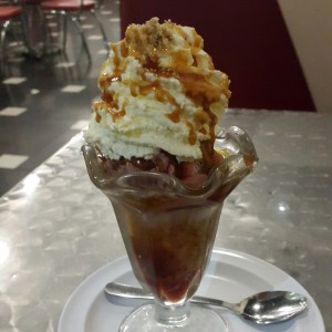 Sundae de napolitano y caramelo