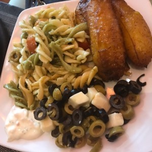 Ensalada de Pasta, Maduros y Aceitunas Verdes/Negras con Queso