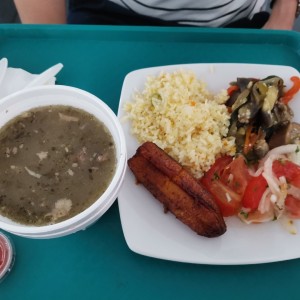 Sopa de lentejas, arroz, platanos y ensaladas 
