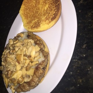 hamburguesa de carne 1/2 lb con hongos y queso blanco