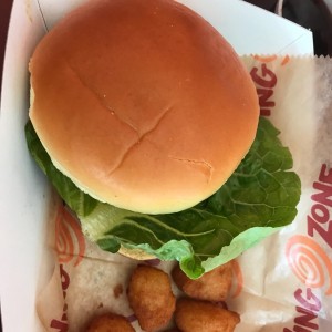 hamburguesa de pollo con yucas fritas