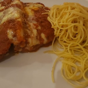 Pechuga a la parmesana con spaghettini al oleo