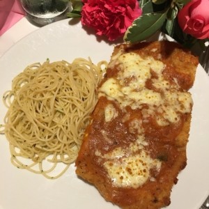 pechuga de pollo a la parmesana con spaghetti al oleo