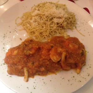 Corvina Tre Scallini en salsa roja