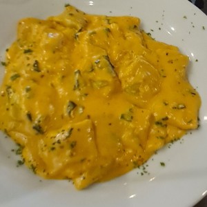 RAVIOLIS DE QUESO CON SALSA ROSE