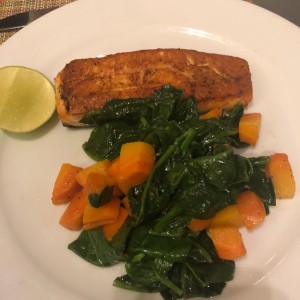 salmon a la plancha con espinacas y zanahoria