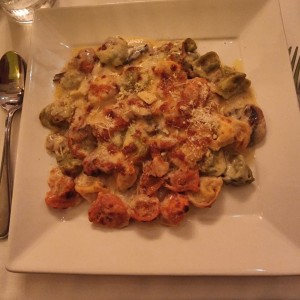 Tortellini tricolor en salsa blanca