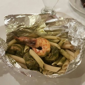 Penne con Langostinos al pesto al cartucho