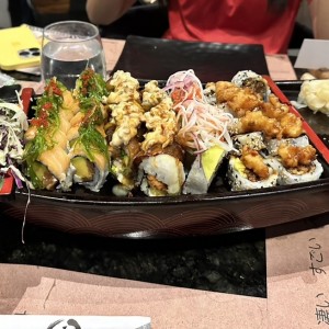 Barco con diferentes sushi 