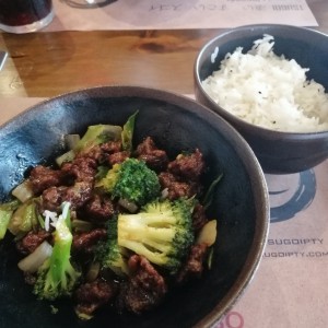 Platos Fuertes - Mongolian beef