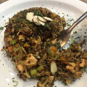 quinoa salteada en vegetales con salmon