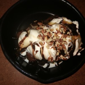 Brownie con Helado y Caramelo