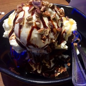 Brownie con helado