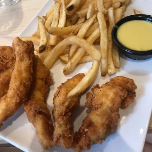 Chicken fingers con papas fritas