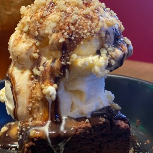 Brownie con helado