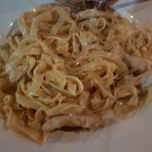 spaguetti con pollo y camarones