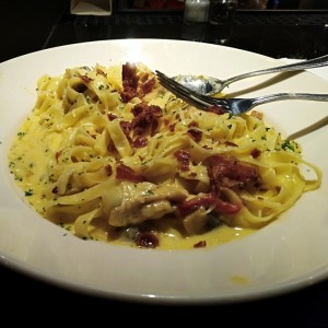 Fetuccini Alfredo con pollo