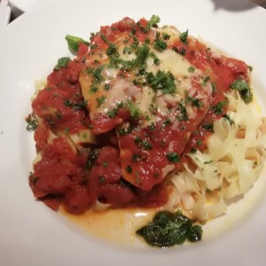 pechuga de pollo en pasta con salsa de tomate y queso parmesano