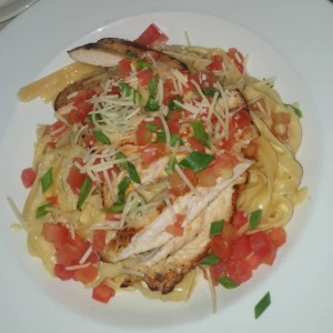 fettucine con pollo en salsa alfredo 