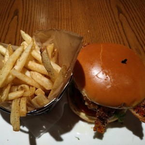 hamburguesa carne y pescado frito