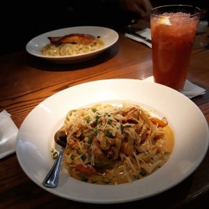 Cajun Shrimp and Chicken pasta y Strawberry Lemonade Crush