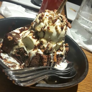 Brownie y helado