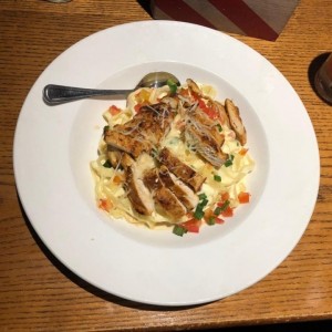 Pasta en salsa Alfredo con Pollo