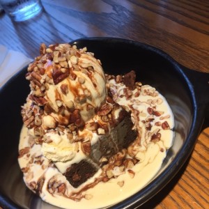 brownie y helado