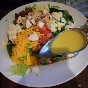 Ensalada con pollo y queso