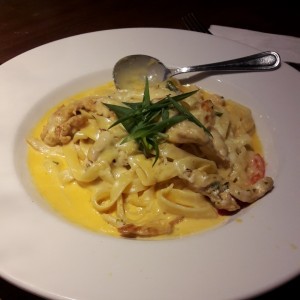 fetuccini con pollo y camarones