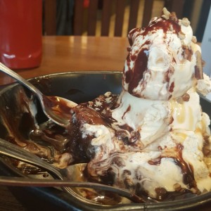 Brownie con helado