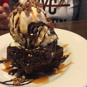 brownie con helado.