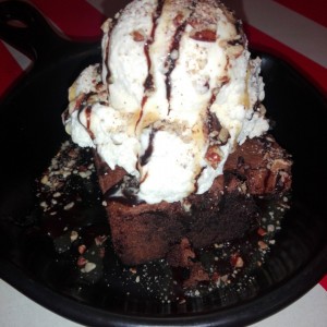 Brownie con helado 