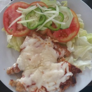 chuleta a la parmesana con ensalada