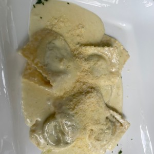 Ravioli de rellenos de espinaca y queso ricotta en salsa blanca