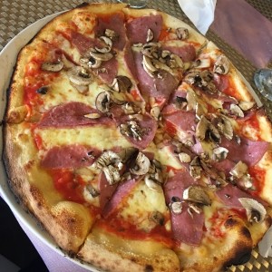 Pizza de salamia con hongos