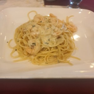 Spaghetti en salsa blanca con camarones