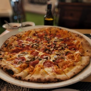 Pizza salami con hongos 16"