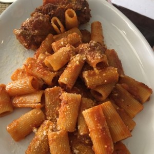 Rabo (Osobuco) en Salsa de Tomate con Pasta