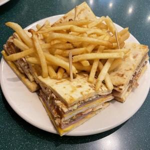 Club sandwich con pan pita 