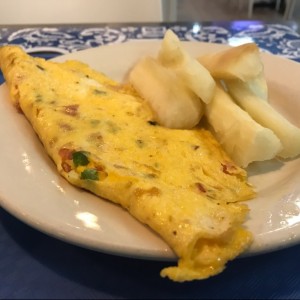 omelete y yuca sancochada 