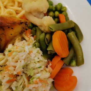 Vegetales y ensalada de repollo y pollo al horno