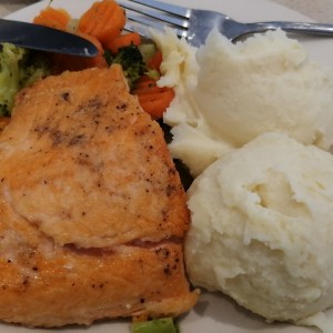 Salmon con pure y vegetales 